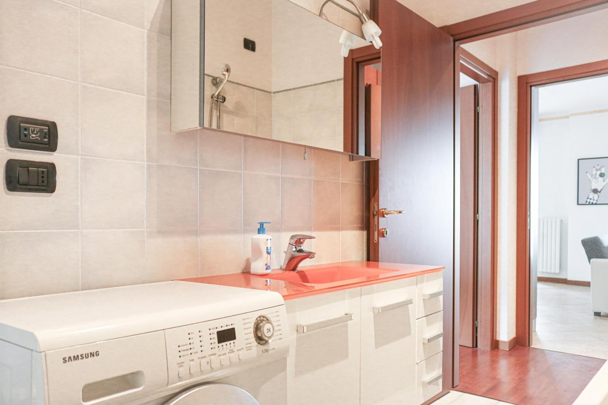 Urban Balcony Hideaway - 3 People Apartment Милано Екстериор снимка