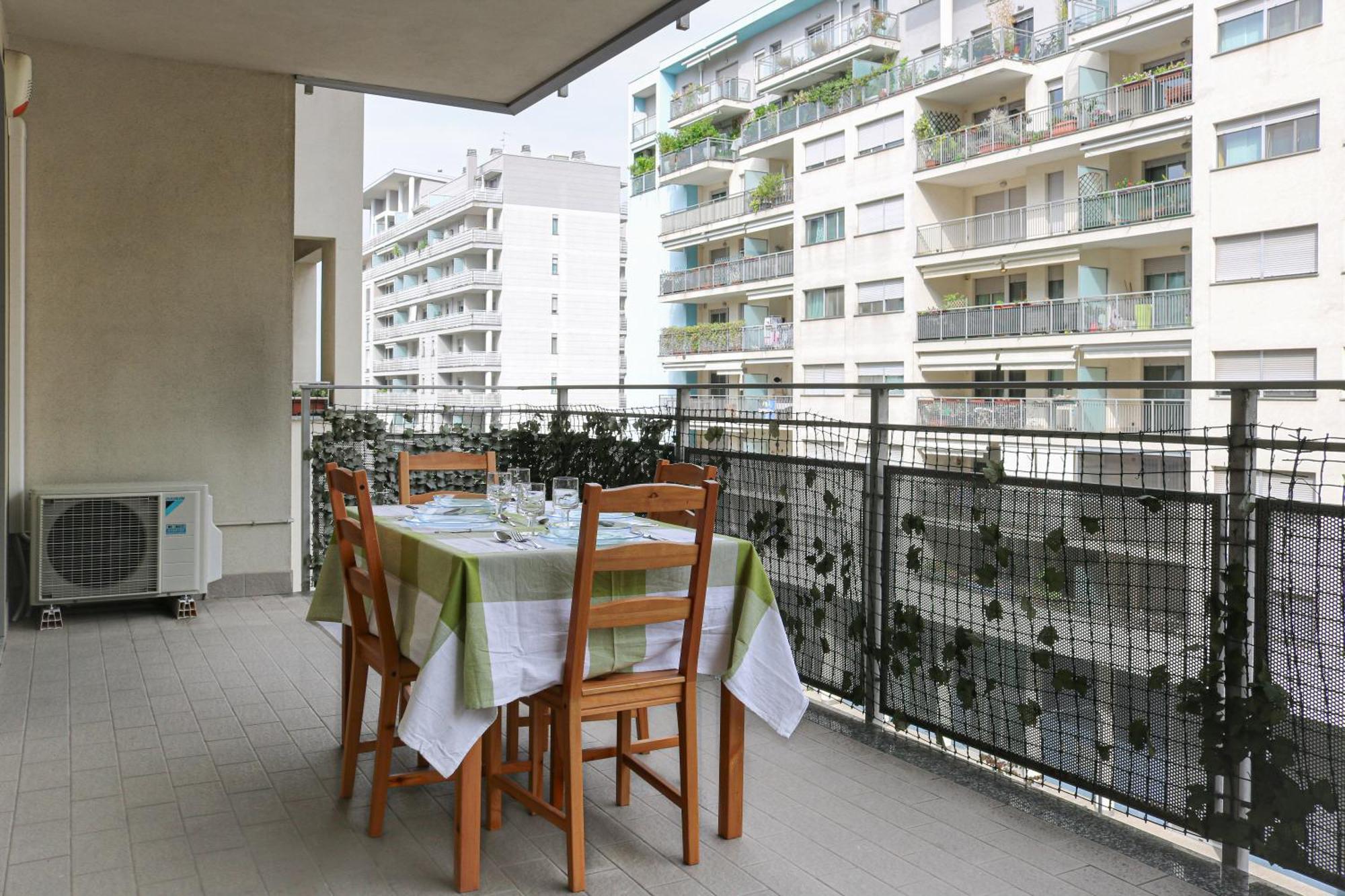Urban Balcony Hideaway - 3 People Apartment Милано Екстериор снимка