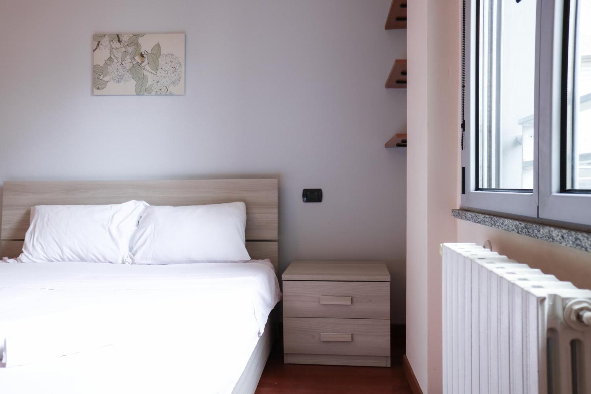 Urban Balcony Hideaway - 3 People Apartment Милано Екстериор снимка