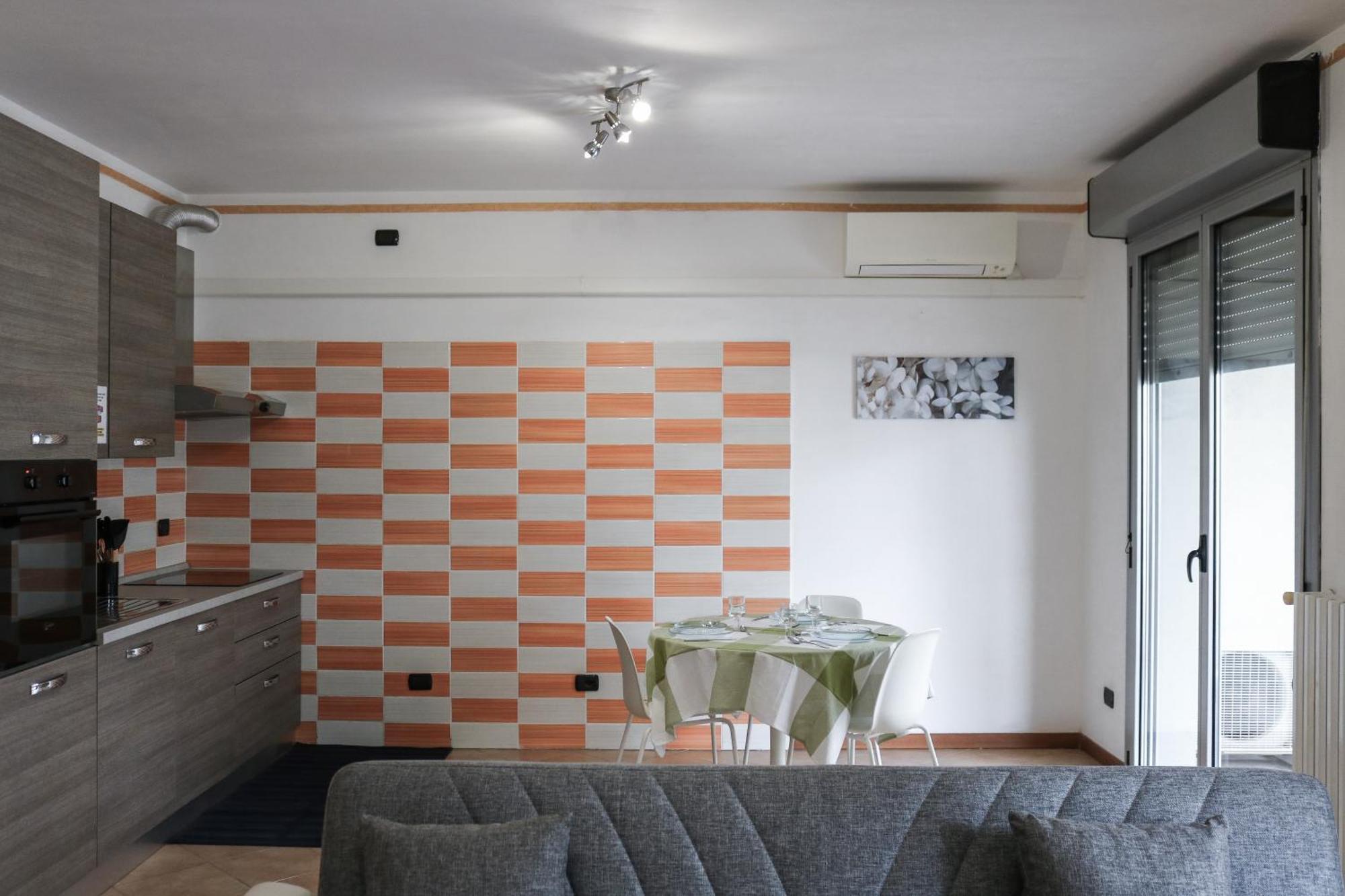 Urban Balcony Hideaway - 3 People Apartment Милано Екстериор снимка