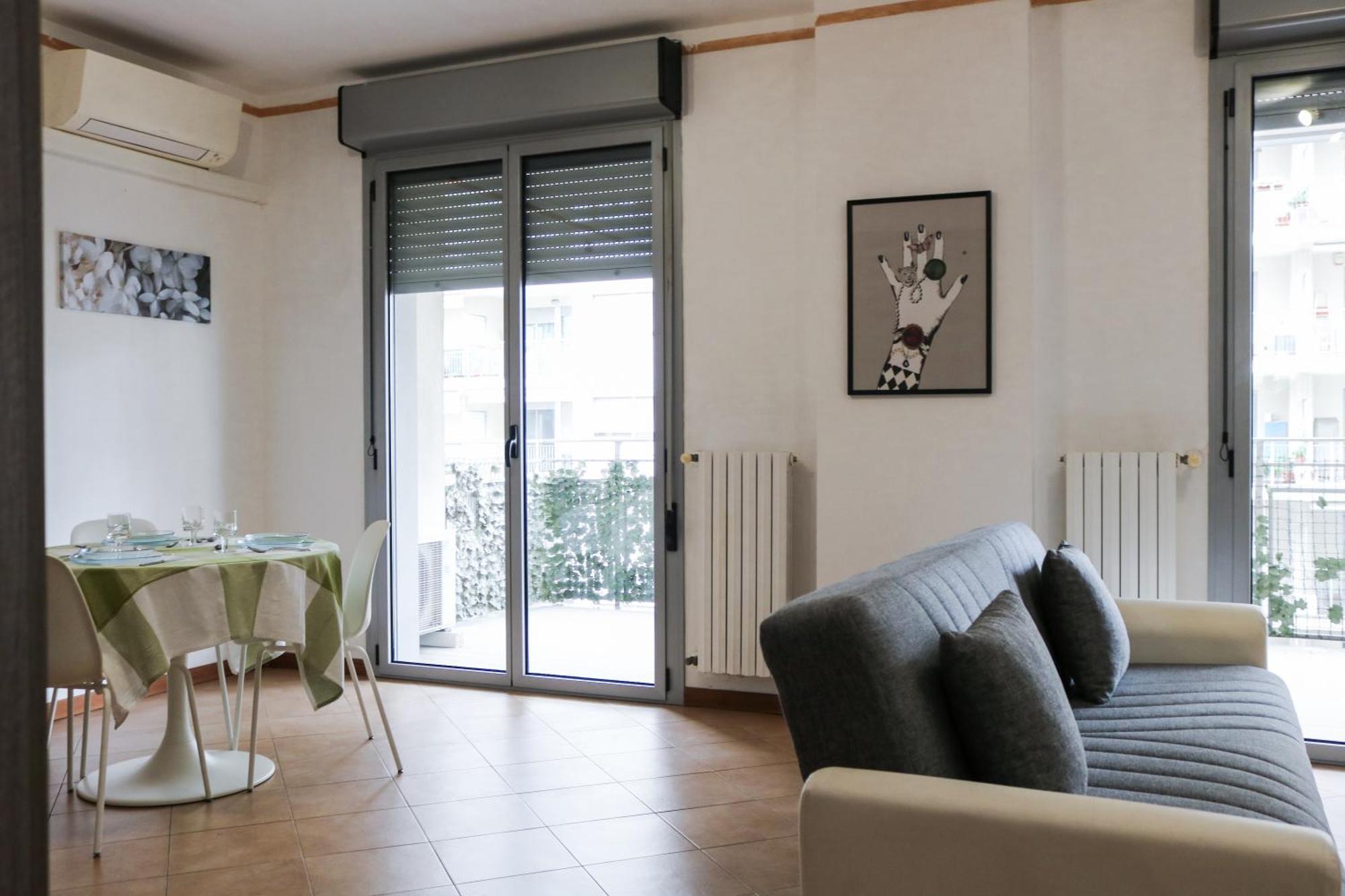 Urban Balcony Hideaway - 3 People Apartment Милано Екстериор снимка